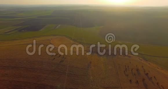 鸟瞰田园春牧场和耕地4K视频的预览图