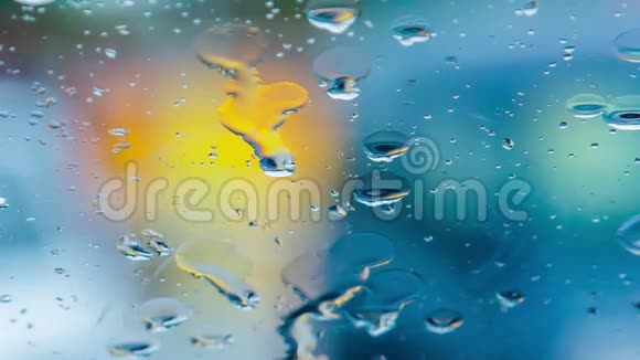 雨水在汽车玻璃上的水滴视频的预览图