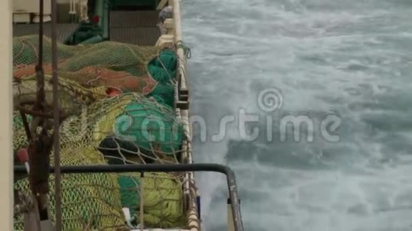 拖网渔船从主甲板上看视频的预览图