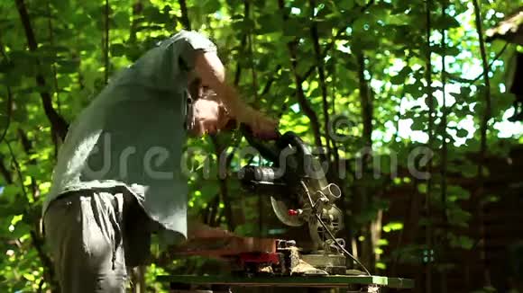 木工在木厂用工业工具加工圆刃配木工板视频的预览图