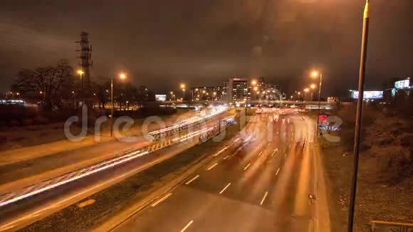 街上满是汽车城市夜生活的时间流逝视频的预览图