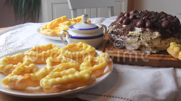 巧克力蛋糕樱桃磨碎巧克力和鲜奶油节日餐桌上的自制奶油泡芙老式糖视频的预览图