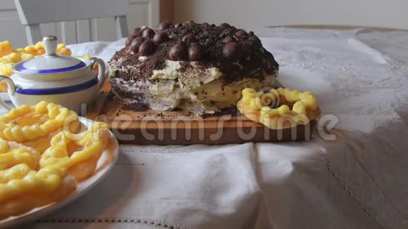 巧克力蛋糕樱桃磨碎巧克力和鲜奶油节日餐桌上的自制奶油泡芙老式糖视频的预览图