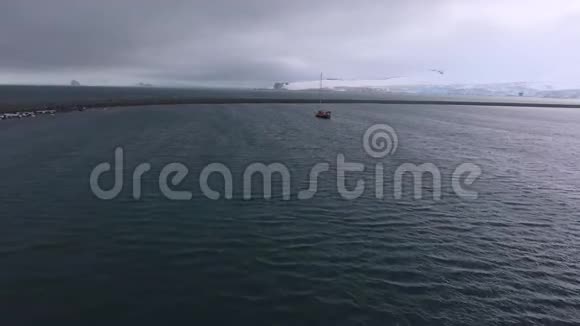 南极附近海洋海湾的景观游艇安德列夫视频的预览图