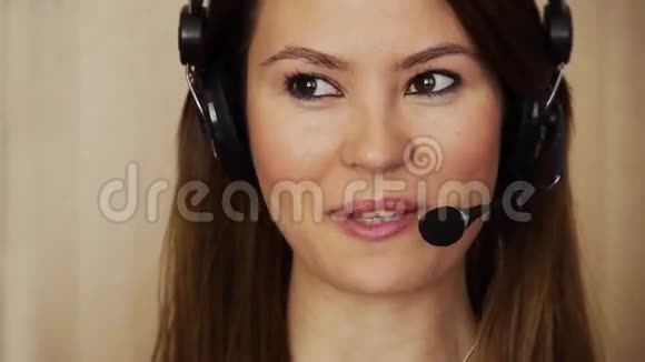 年轻的女性呼叫中心探员视频的预览图