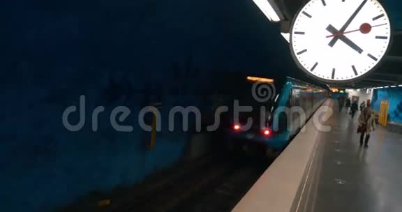 地铁列车离开车站视频的预览图