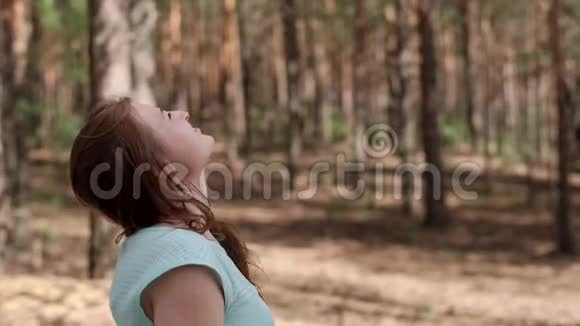 一个快乐的女孩在森林里散步视频的预览图