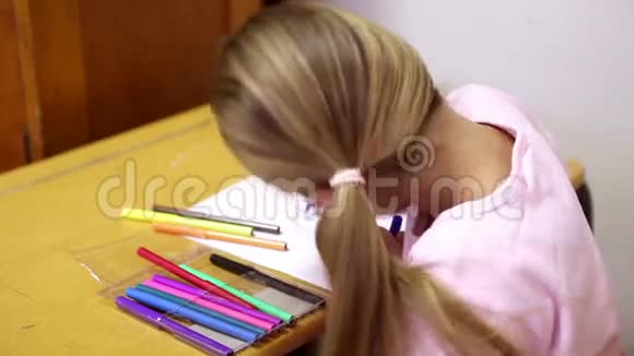 金发女孩着色视频的预览图