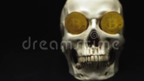 骷髅嘴里有美元钞票眼睛上有比特币深色背景视频的预览图