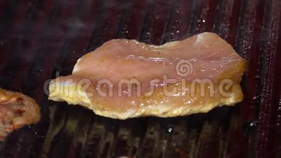 一块肉在烤架上煎特写视频的预览图