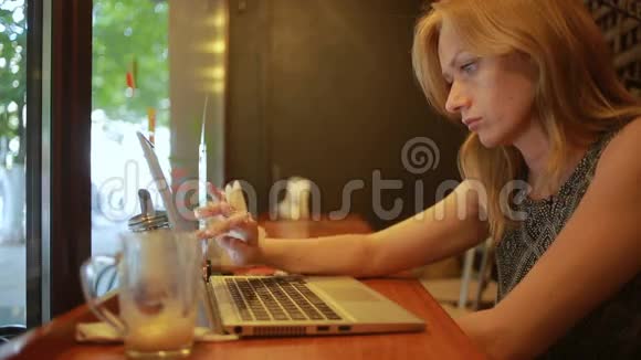 在咖啡馆里工作的女人视频的预览图