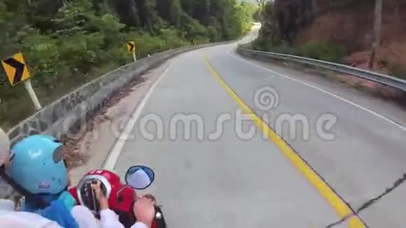 快乐的一家人在热带骑摩托车阳光明媚的一天泰国菲律宾视频的预览图