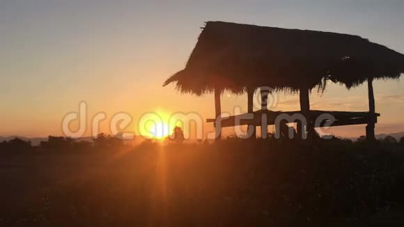 泰国农村地区剪影日落时的景观没有太阳时间视频的预览图