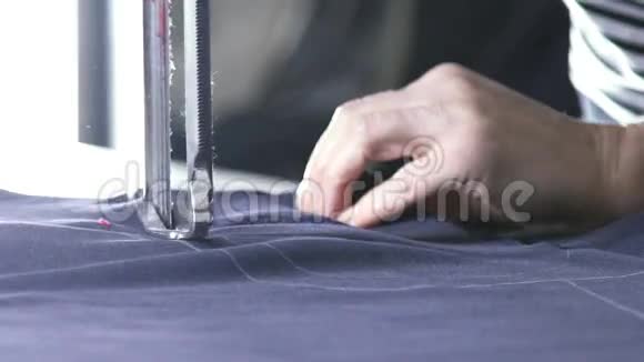 慢动作在一家纺织厂蓝色裁剪了服装面料视频的预览图
