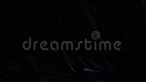黑色背景下的暴风雪冬天和降雪视频的预览图