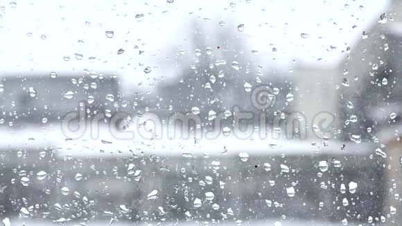 窗外有雨滴模糊的景色视频的预览图