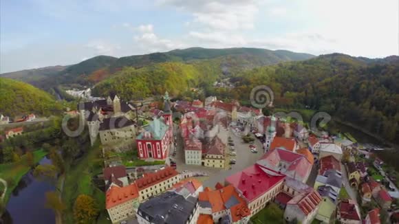 中世纪的小镇要塞堡建筑河流护城河古老的古老视频的预览图