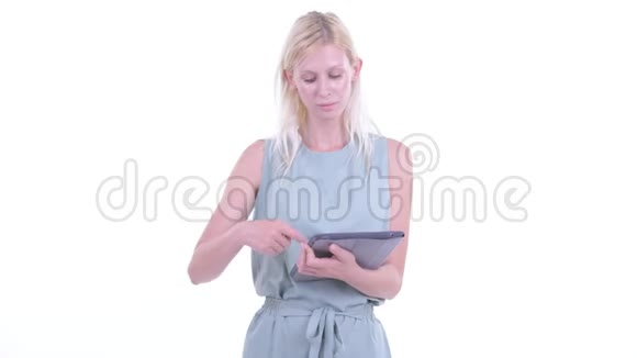 一位年轻漂亮的金发美女正在用数码平板电脑思考视频的预览图