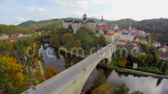 秋秋堡捷克河护城河桥车视频的预览图