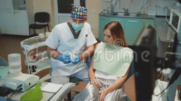 年轻漂亮的女孩正在牙科柜里咨询4K视频的预览图