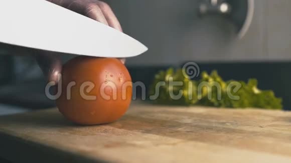 厨师正在切番茄特写视频的预览图