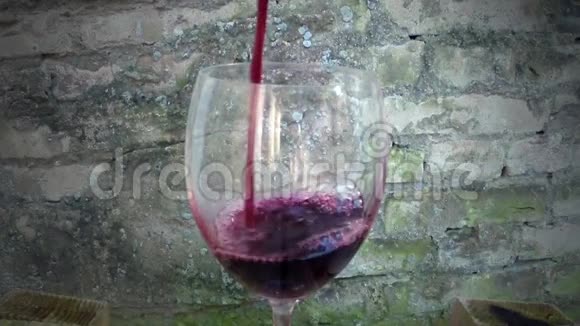 红葡萄酒是铸造玻璃视频的预览图