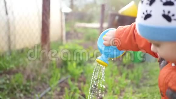 一个带着小水的孩子可以给院子里的草浇水视频的预览图
