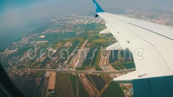 从一架喷气式飞机在城市上空低空飞行的窗口观看视频的预览图