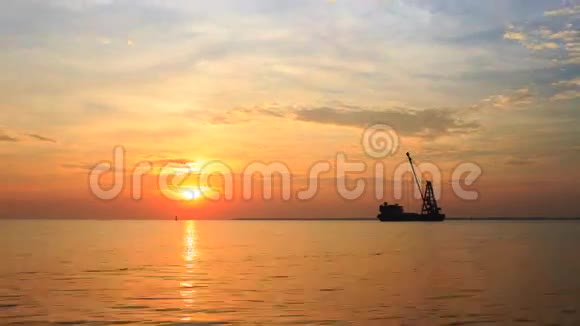日落前在泰国海湾邦浦海滨的天空中云散布货船在傍晚驶过视频的预览图