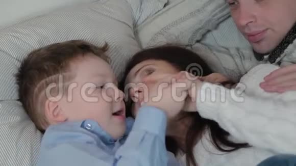 幸福的家庭在现代室内的床上视频的预览图