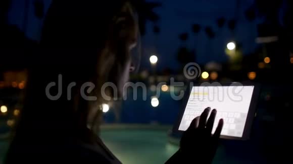 晚上带垫在热带度假村的女人视频的预览图