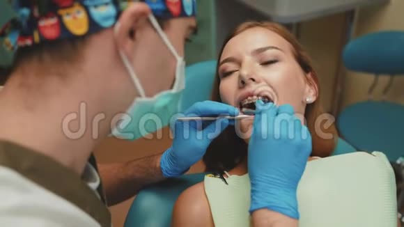 年轻漂亮的女孩正在牙科治疗和咨询4K视频的预览图