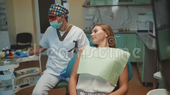 年轻漂亮的女孩正在牙科治疗和咨询4K视频的预览图