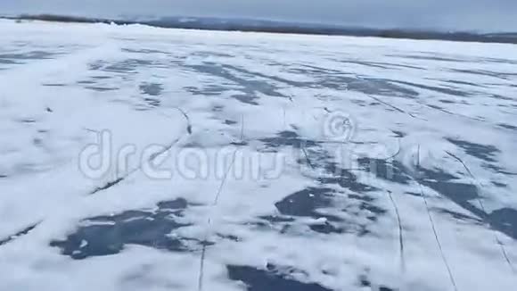 冰雪覆盖着河流景观相机运动的本质视频的预览图