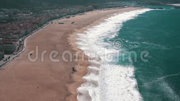 葡萄牙拿撒勒镇的海洋海滩视频的预览图