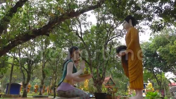 雕像人们向佛陀捐赠食物视频的预览图