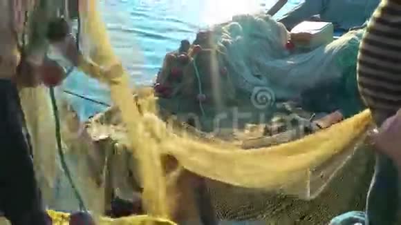 渔民修理鱼网视频的预览图