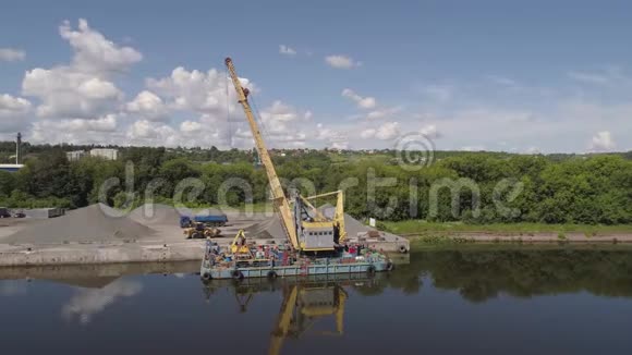 河吊挖掘机上驳岸视频的预览图