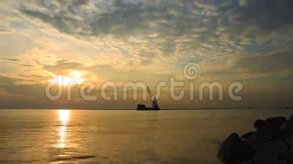 日落前在泰国海湾邦浦海滨的天空中云散布货船在傍晚驶过视频的预览图