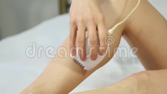 苗条的女人用她的长腿脱毛水疗和家庭护理慢动作视频的预览图