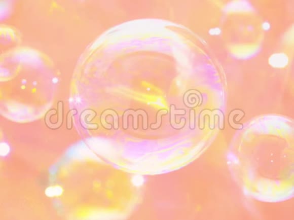 肥皂泡闪亮的橙色反射泡视频的预览图
