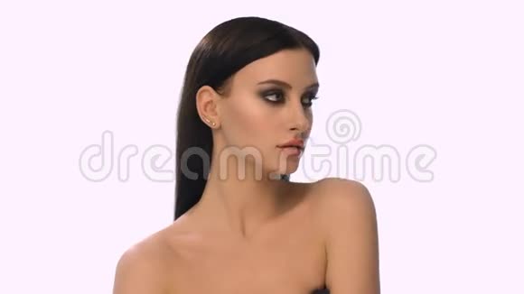 年轻漂亮的女人在白色背景上视频的预览图