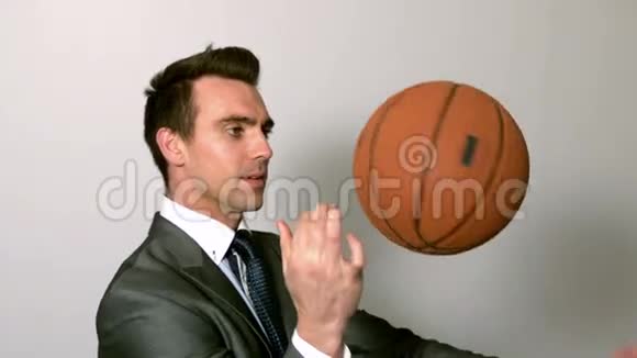 商人用手指旋转篮球视频的预览图