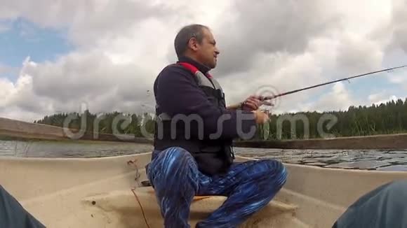渔夫在划艇上钓鱼视频的预览图