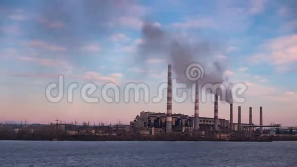 发电厂站在河岸的管道里冒出的烟视频的预览图