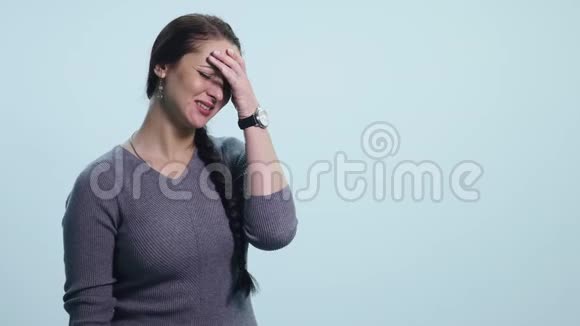 年轻悲伤的女人在白色背景下哭泣视频的预览图