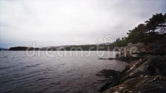 挪威峡湾和山脉岩石海岸海浪和树木视频的预览图