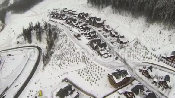 冬季山上房屋的空中拍摄视频的预览图