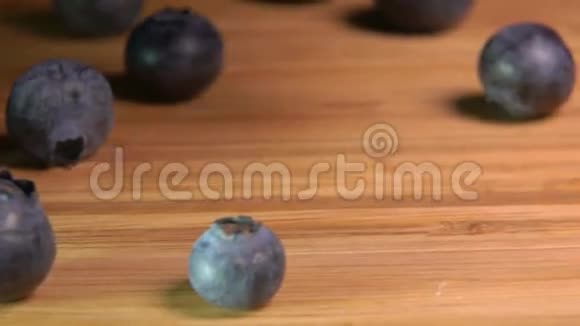 蓝莓落在木桌上视频的预览图