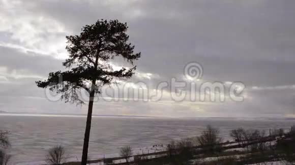 日落时云层在结冰的河流上的时间推移视频的预览图